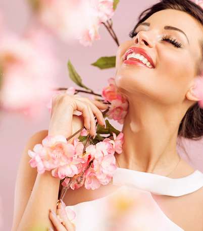 بالصور، باقة من العطور العالميّة الزهرية لشهر سرطان الثدي