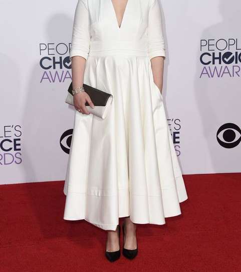 ginnifer goodwin تختار فستانا باللون الابيض لحفل People's choice awards