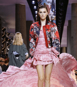 موضة الفساتين الطويلة مع السترة من روبيرتز كافالي لصيف 2016