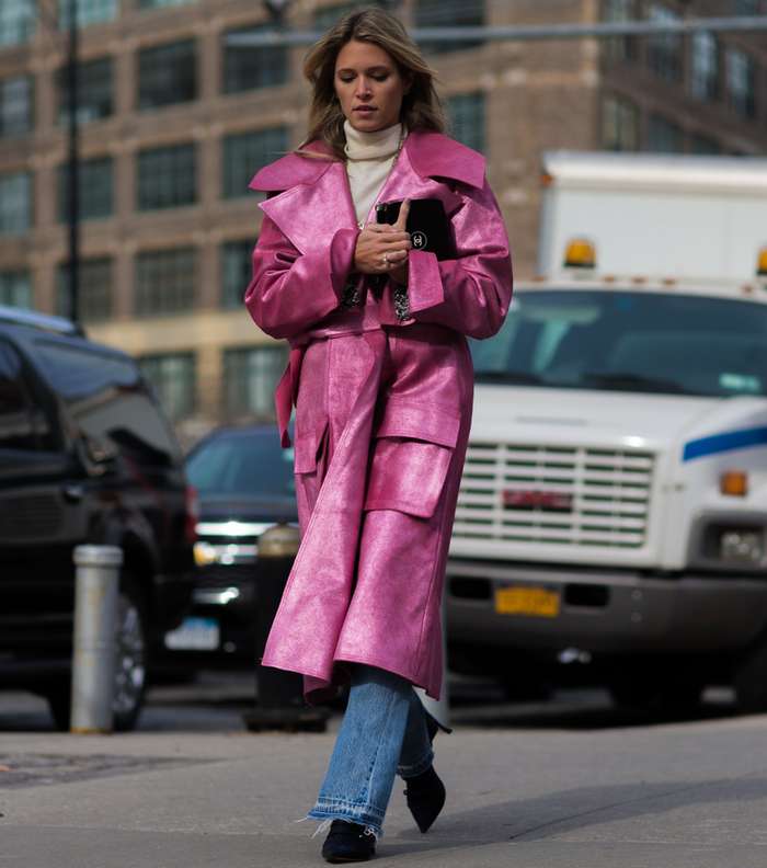 الألوان الصاخبة بإطلالات أنيقة تلوّن شوارع نيويورك