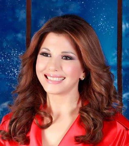 الغرة الجانبية ترافق الشعر المموّج، ونضارة بشرتها لافتة