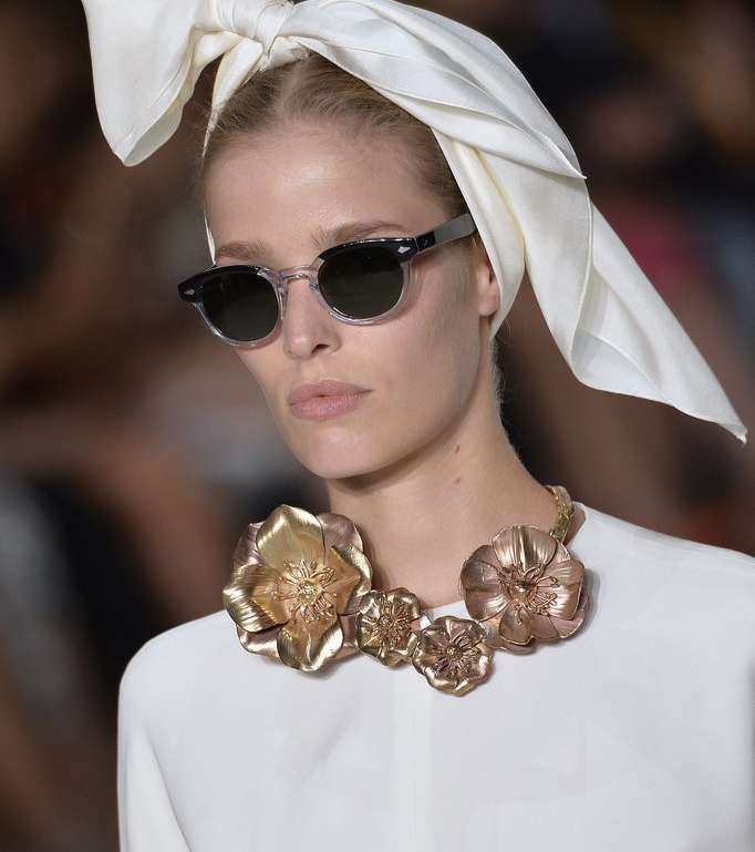 الأكسسوارات طغت على شعر وماكياج Giambattista Valli