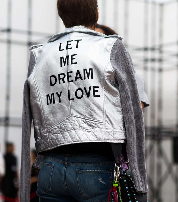 موضة السترة القصيرة المطبعة الكتابات في اليوم الثاني من فاشن فوروورد دبي