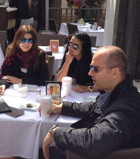 نانسي عجرم وزوجها في إحدى المطاعم في بيفرلي هيلز