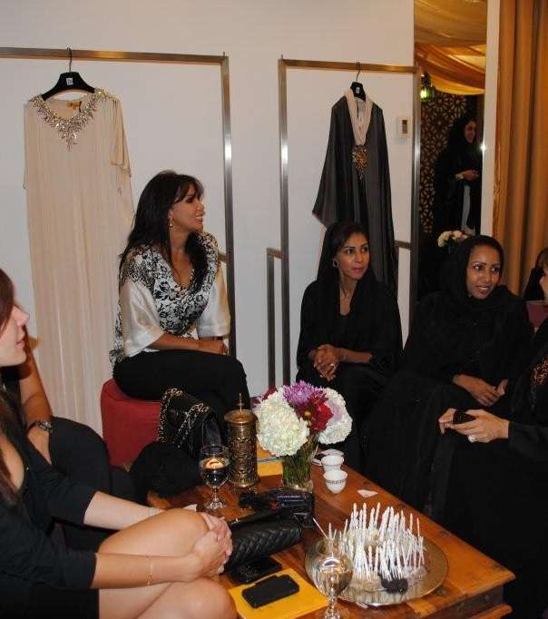 أميرة الفضل مع بعض مدعوات حفل أزياء كانزي لخريف و شتاء 2012