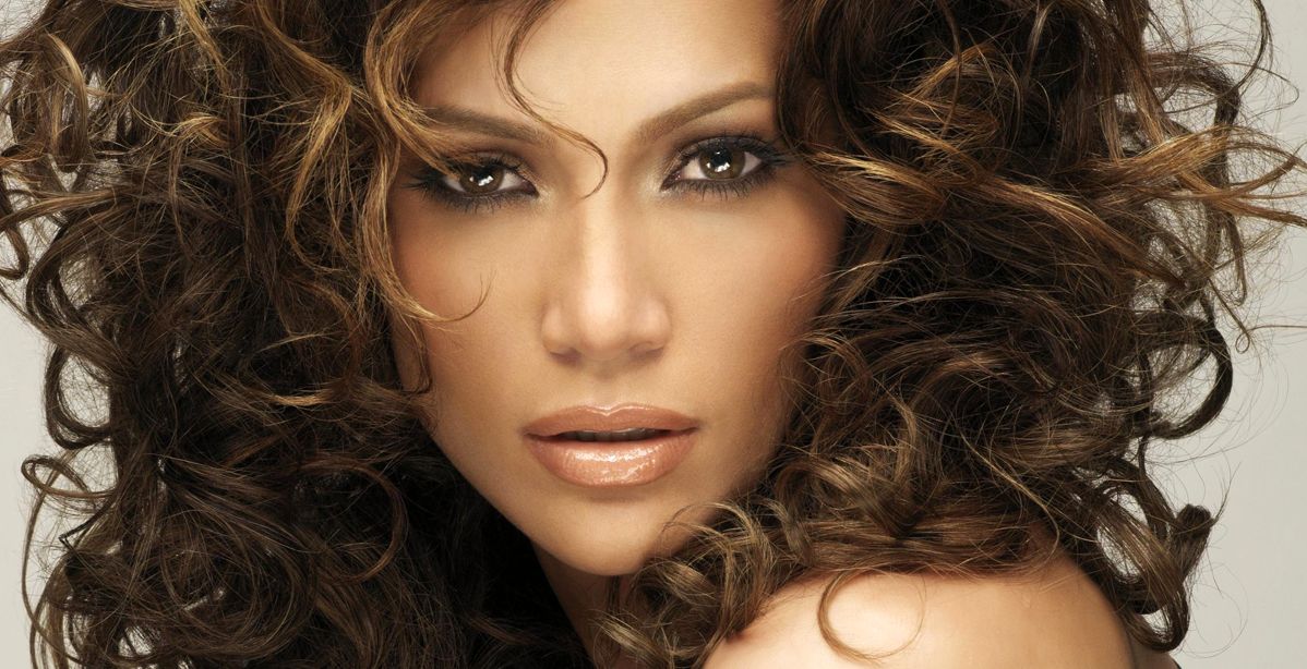 كيف تعيدين إحياء تموجات شعرك بعد ساعات نوم طويلة؟