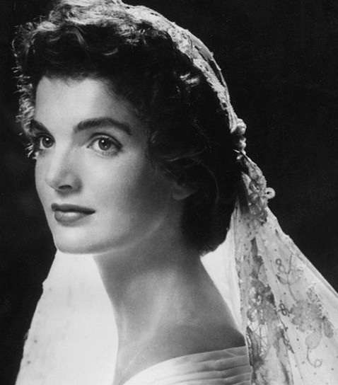 الطرحة الطويلة زيّنت إطلالة جاكلين كينيدي في العام 1953
