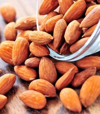 اللوز مثيرٌ للعاطفة القويّة عند النساء