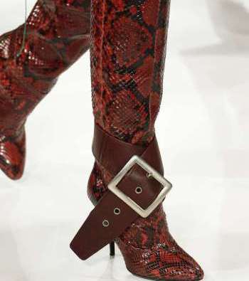 حذاء طويل الساق بجلد الافعى مع البكلة المعدنية العريضة من Maison Margiela لشتاء 2018