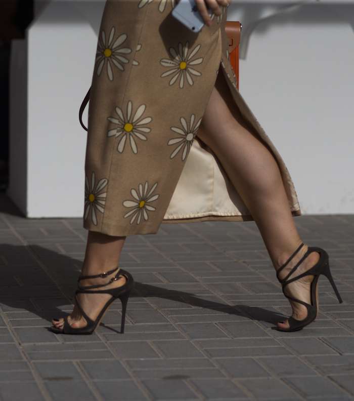 موضة التنورة بالشق الطويل في شوارع دبي في اليوم الثاني من فاشن فوروورد