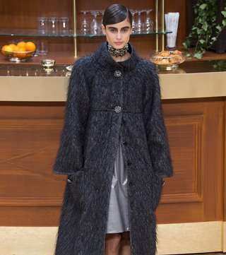 لشتاء 2016، اختاري معطف الفرو من CHANEL