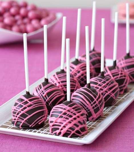 قطع الشوكولا الملونّة