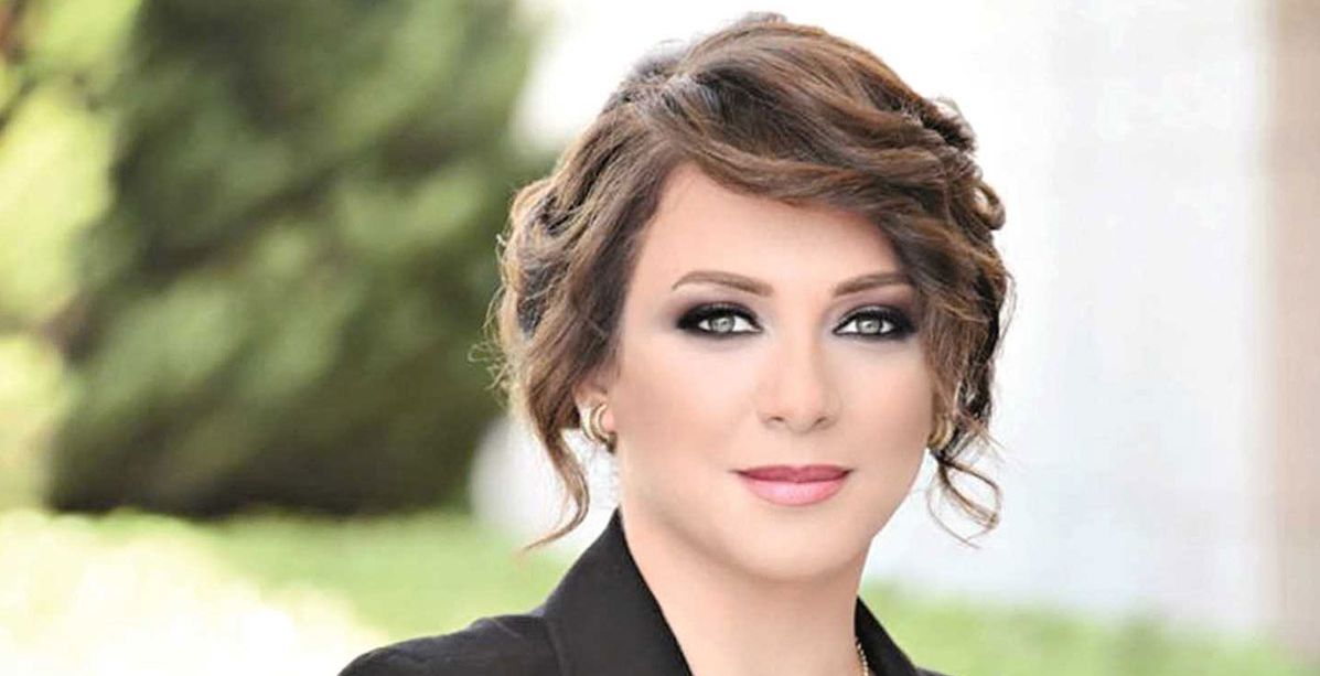 قُبلة سلاف فواخرجي تثير الجدل وهكذا ردّ زوجها على من انتقدها