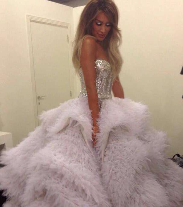 من صيحات موضة مايا دياب، فساتين الريش