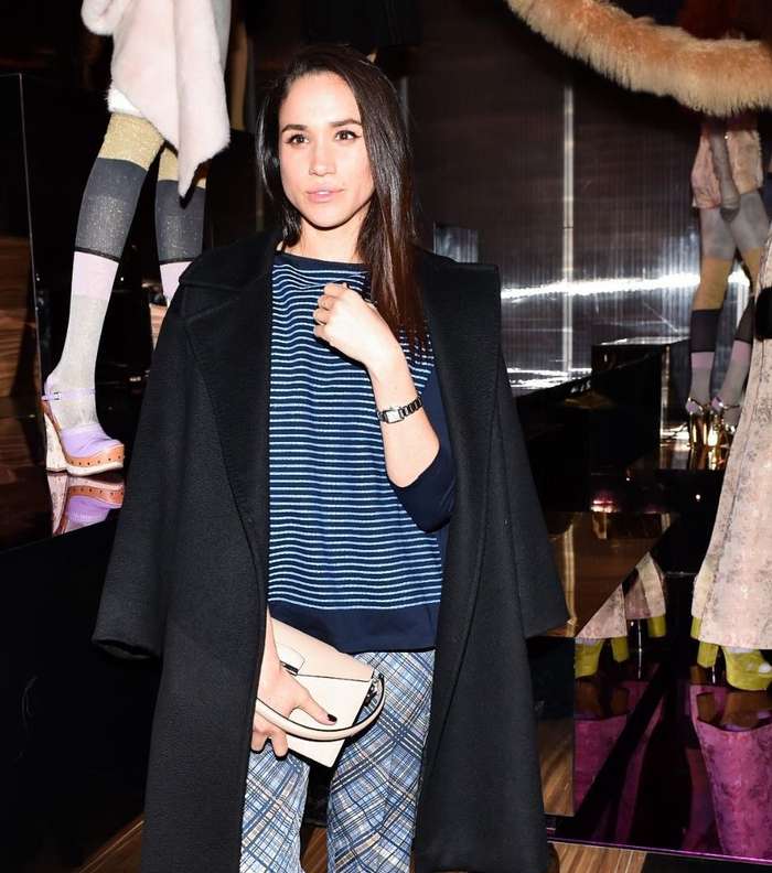 خطيبة الاميرة هاري تمزج النقشات المختلفة ببعضها البعض وتعتمد موضة السروال المطبع مع الكنزة والبلايزر