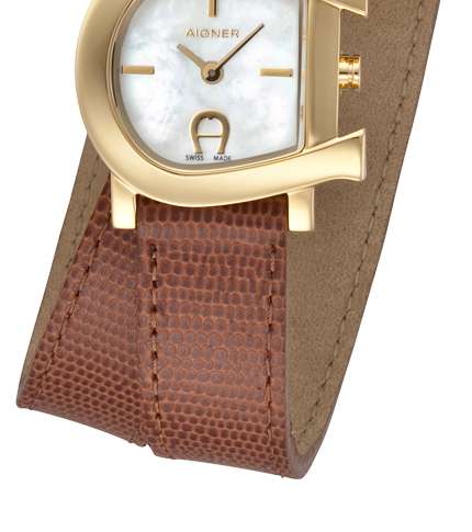 الساعة البنيّة مع الرباط الطويل