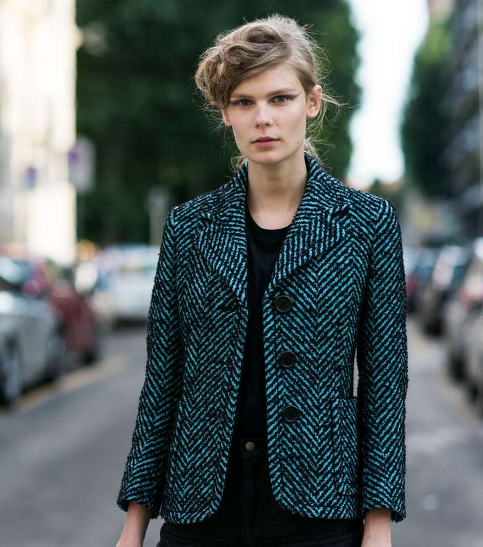 عارضة الازياء Elizabeth Ljadov بموضة السترة التويدية