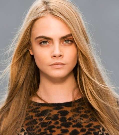 Burberry وإطلالة طبيعيّة أنيقة من ناحية الشعر والماكياج 