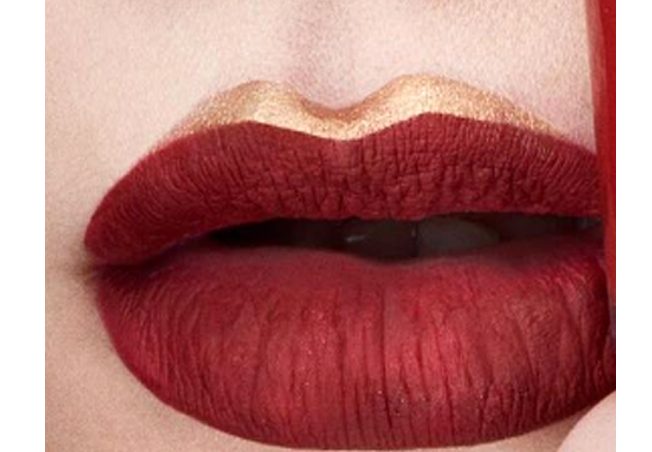 طريقة تحديد الشفاه باسلوب غريب... هل تتجراين؟