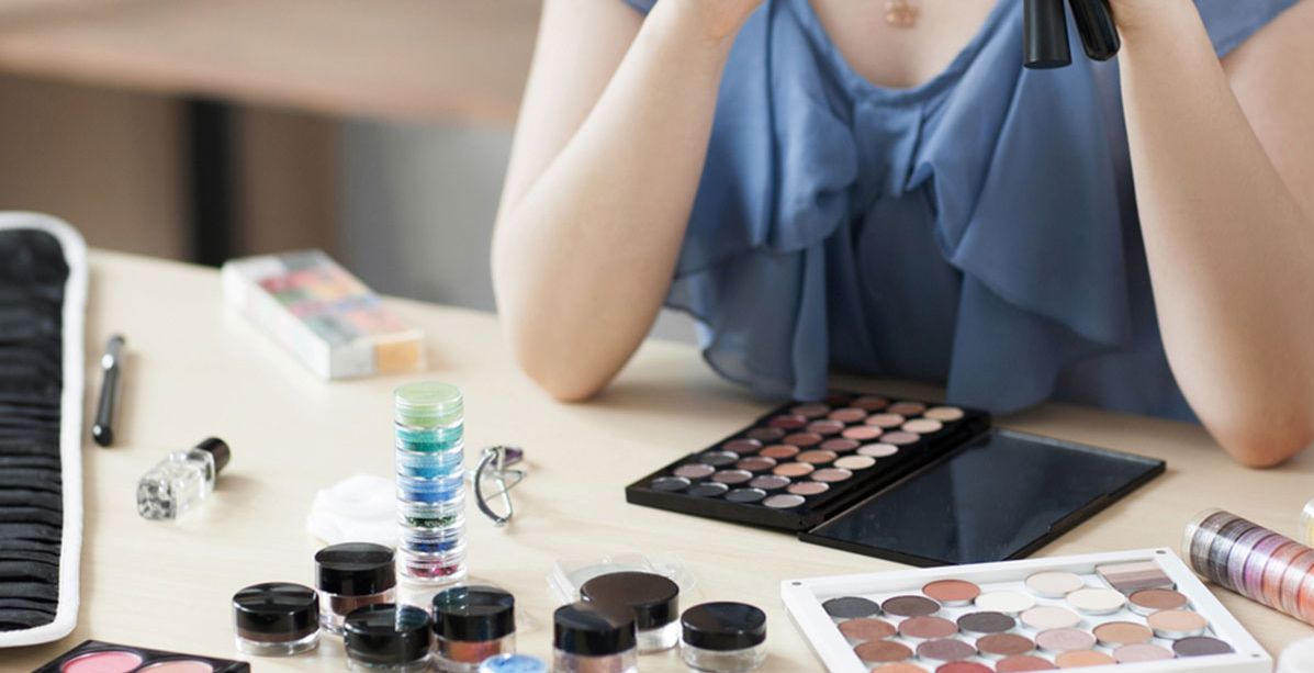 نصائح خاصّة بمستحضرات المكياج تقتل الملل خلال وجودك في المنزل