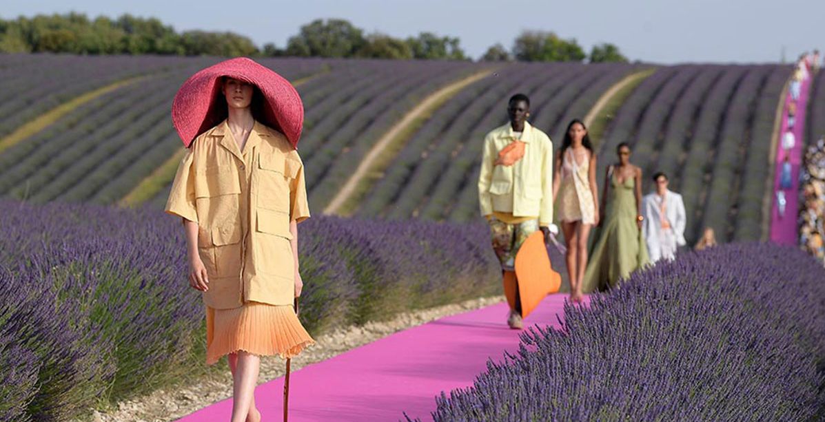تصاميم Jacquemus تكسر الرتابة في إطلالة النجمات
