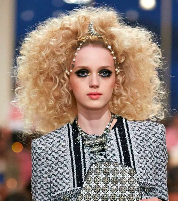 التأكيد على ماكياج العيون القوي مع CHANEL