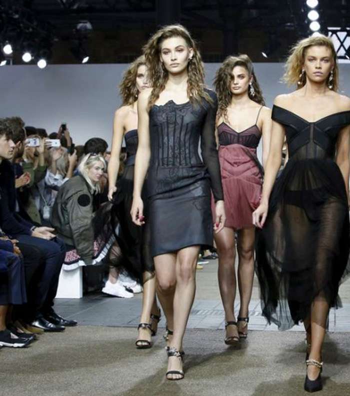 اكتشفي تصاميم Topshop لصيف 2017