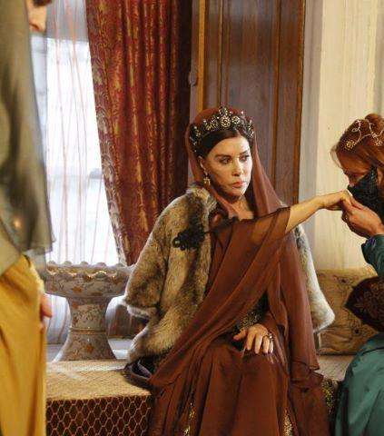 ملابس السلطانة الأم وهيام في مسلسل حريم السلطان