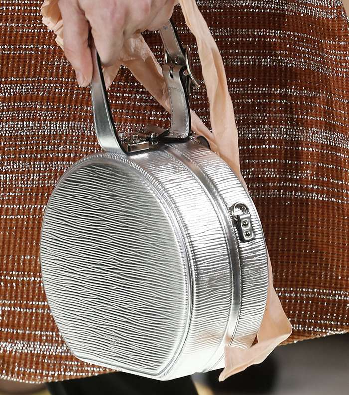 حقيبة لويس فويتون المدورة بقماش الـ Epi لصيف 2018