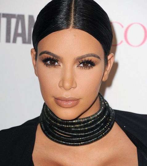 كيم كارداشيان بقلادة عريضة بموضة الـ Choker