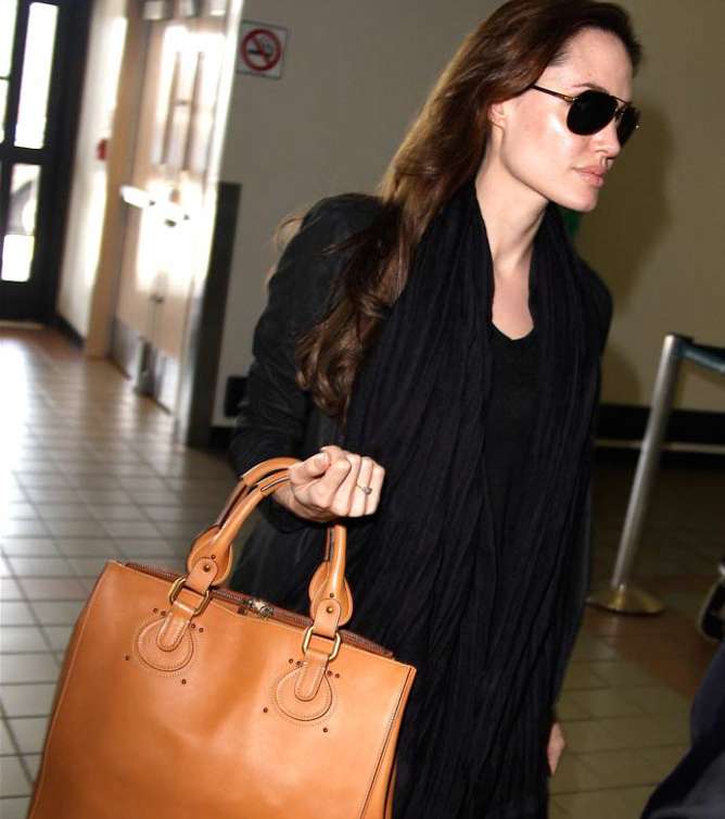 أنجيلينا جولي ترتدي حقيبة كلوي Aurore Padlock