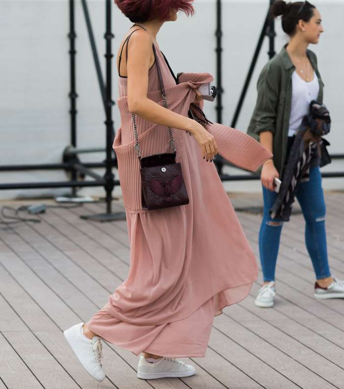 موضة الفستان الطويل مع الحذاء الرياضي في شوارع دبي في اليوم الثاني منفاشن فوروورد