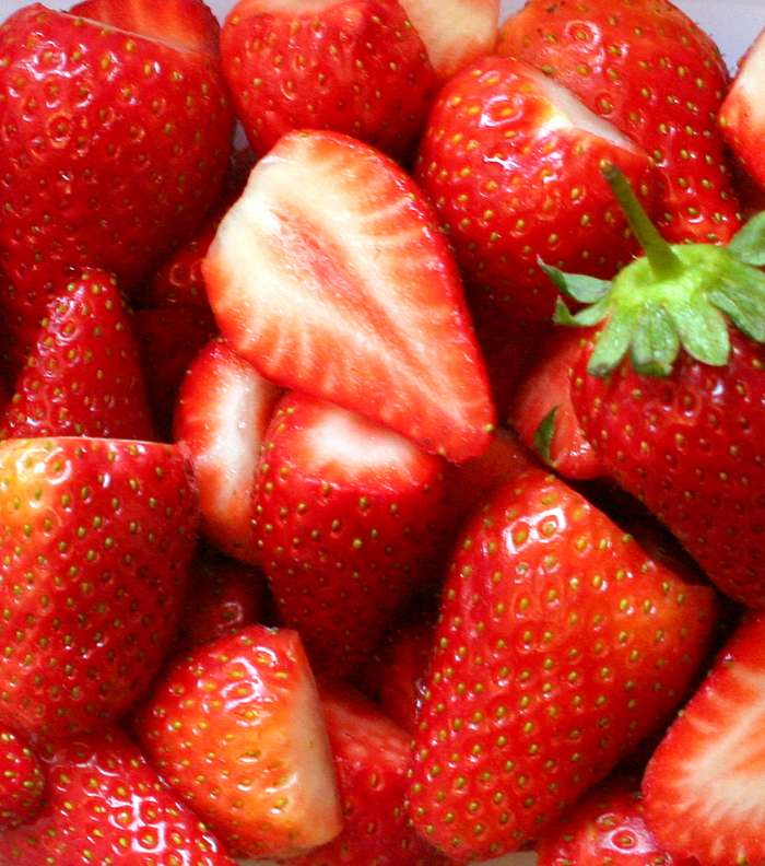 كوب من الفراولة المقطّعة على هذا النحو يقدّم لك الكمية اليومية التي يحتاجها جسمك من الفيتامين سي