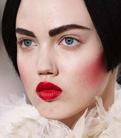 بالصور، أبرز عناوين شعر وماكياج عرض CHANEL في أسبوع الهوت كوتور الفرنسي
