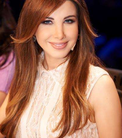 نانسي في قميص بموضة الدانتيل