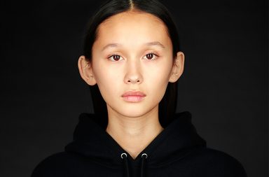 مجموعة Balenciaga الجديدة لدعم برنامج الأغذية العالمي