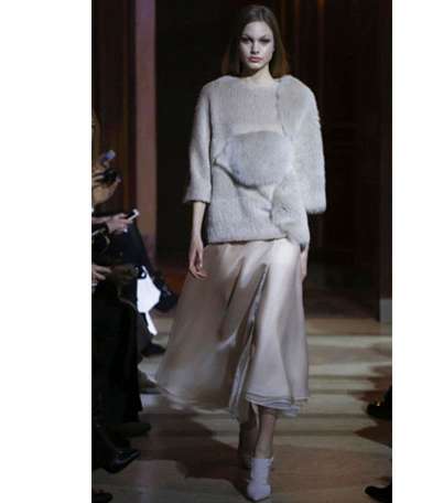 موضة تنورة التول مع كنزة الفرو من كارولينا هيريرا لشتاء 2017