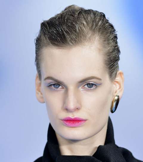 ديور حمل الشعار على المنصّة