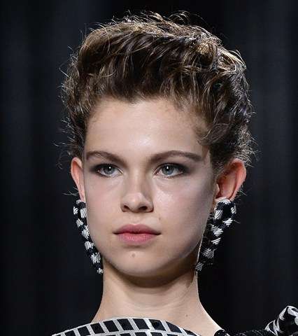 إطلالة تقليدية نوعاً ما Giorgio Armani Prive