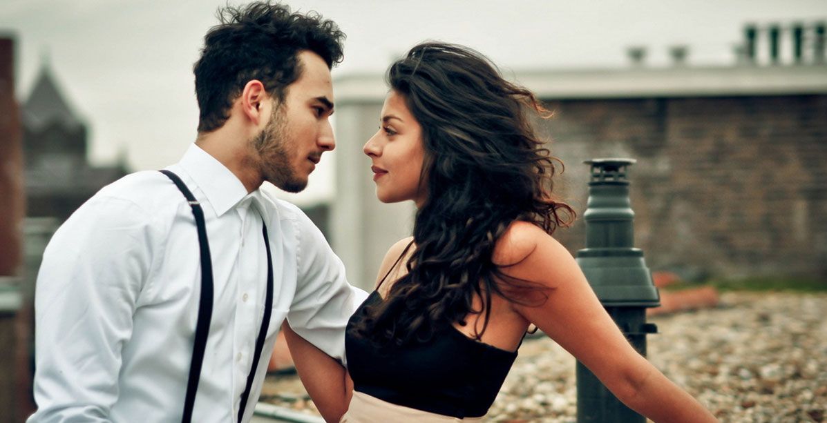 كيف تكون نظرات الحب بالعيون اذا كان الحب صامت