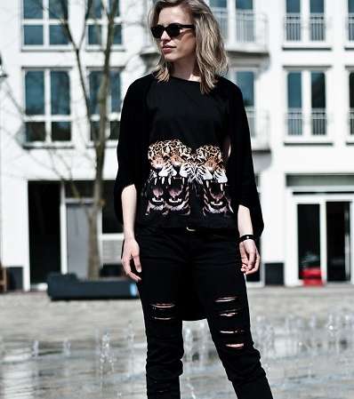 تميّزي بإطلالة الجينز الأسود الممزّق