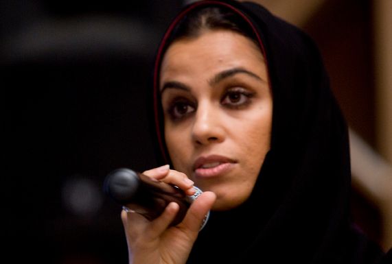 عليا الشامسي أوّل مصوّرة فوتوغرافية إماراتيّة