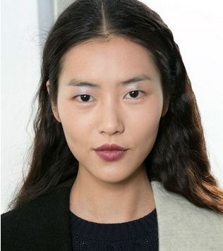 Derek Lam والشعر المردود إلى الوراء والماكياج شبه الظاهر