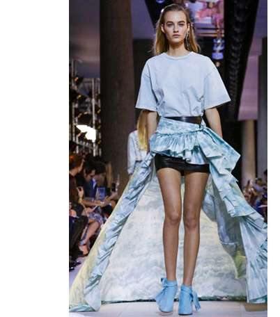 عرض ازياء روبيرتو كافالي لصيف 2016 من اسبوع الموضة في ميلانو
