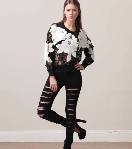 إعتمدي موضة الجينز الأسود الممزّق