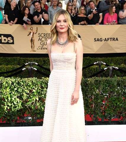 كريستن داست بفستان شفاف من ديور في حفل SAG Awards 2017