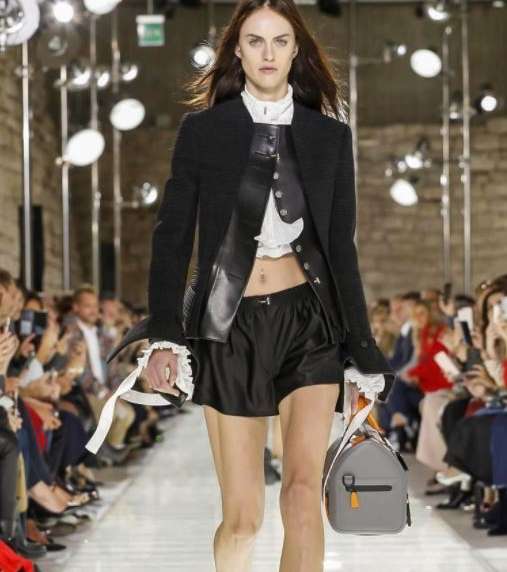 تعرفي على اخر صيحات الموضة مع مجموعة علامة لويس فويتون لصيف 2018