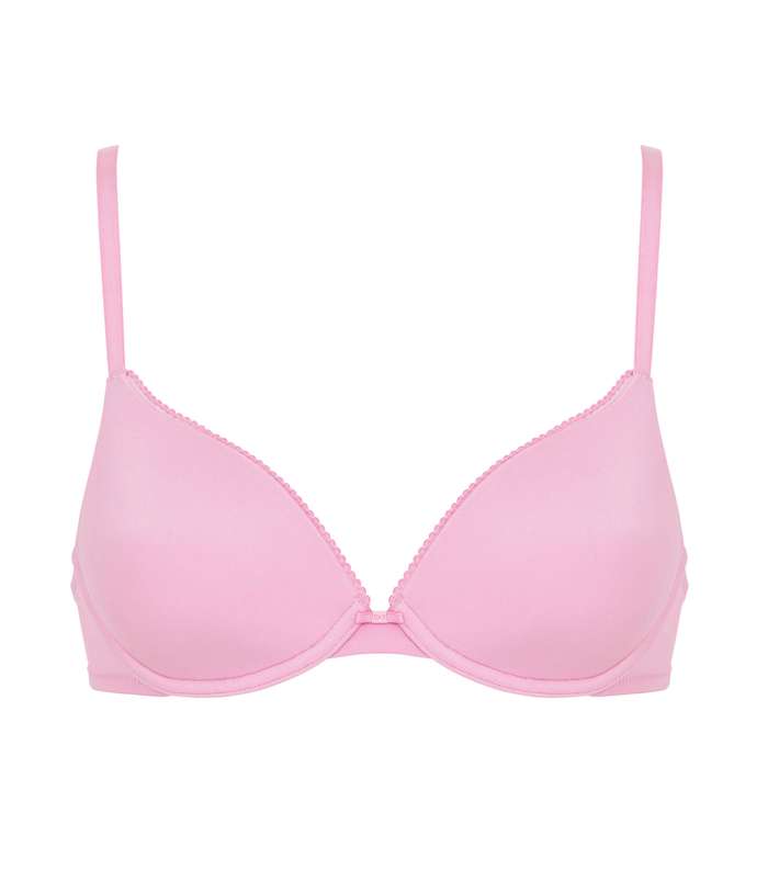 استبدلي الاحمر بالزهري مع لانجري Marks & spencer