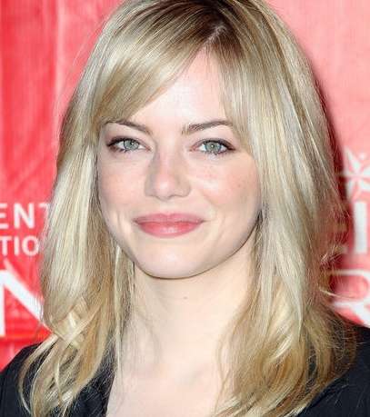 عشق إيما ستون للأشقر أكثر من واضح