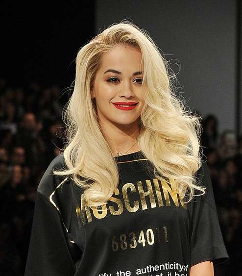 الشعر الأشقر المفرود والشفاه الحمراء مع ريتا اورا في Moschino 